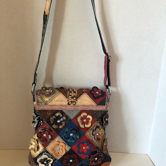 Hobo chic crossbody with floral design - Picture 3 of 7